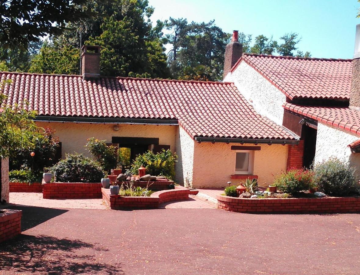 " Village Tonneaux De Tirpoil " Montilliers Екстер'єр фото